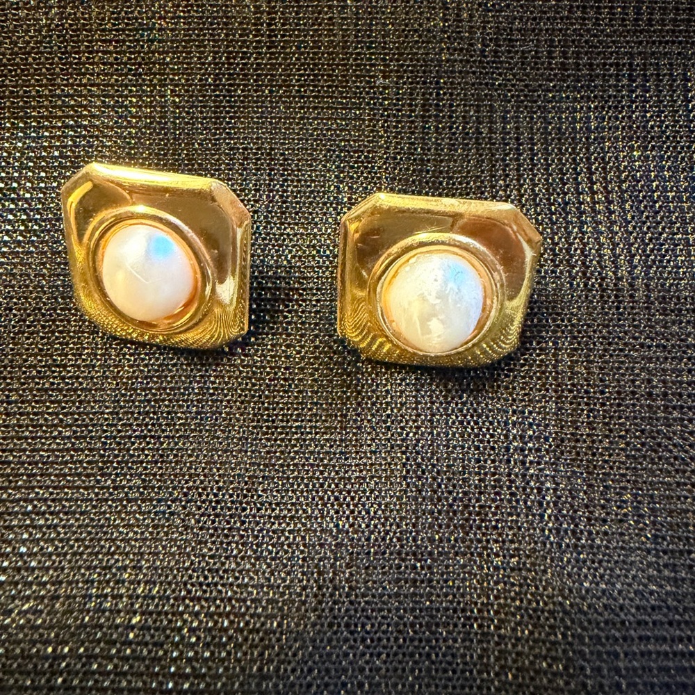 Elegant Gold and Pearl Earrings